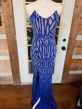 Blue Sequin Prom Dress with Silver Accents - Elegant Strap Detail beautiful M